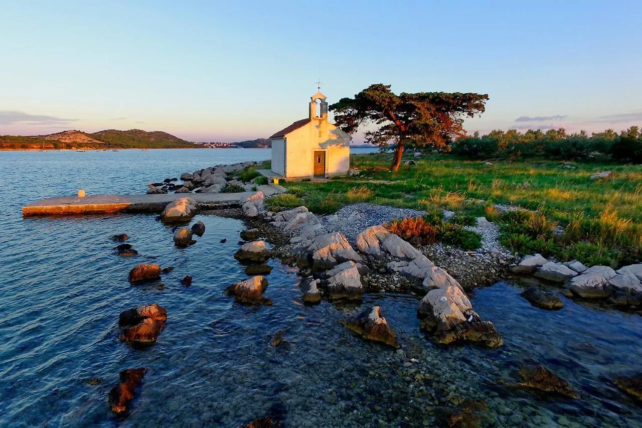 Apartmani Ino Pakostane 0*,  Croatia